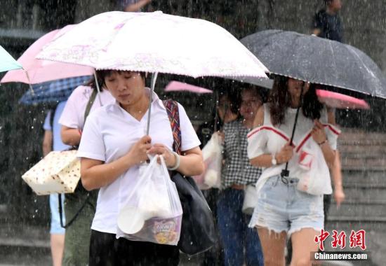 7月31日上午，臺(tái)風(fēng)“海棠”給福州帶來暴雨，市民冒著大雨出行。今年第10號(hào)臺(tái)風(fēng)“海棠”于當(dāng)天02時(shí)50分在福清市沿海登陸，登陸時(shí)中心附近最大風(fēng)力8級(jí)(18米/秒，熱帶風(fēng)暴級(jí))，中心最低氣壓990百帕。 劉可耕 攝