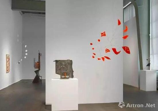 豪瑟沃斯蘇黎世展覽‘亞歷山大·考爾德 / 大衛(wèi)·史密斯’（Alexander Calder / David Smith）現(xiàn)場(chǎng)圖。? 考爾德基金會(huì)，紐約 / 2017 ProLitteris，蘇黎世，大衛(wèi)·史密斯藝術(shù)資產(chǎn)，圖片：大衛(wèi)·史密斯藝術(shù)資產(chǎn)，考爾德基金會(huì)，豪瑟沃斯