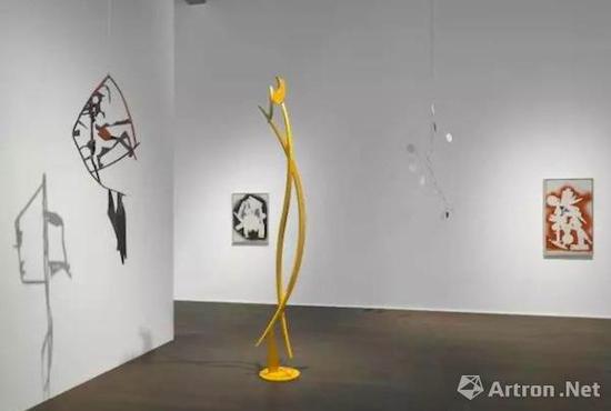 豪瑟沃斯蘇黎世展覽‘亞歷山大·考爾德 / 大衛(wèi)·史密斯’（Alexander Calder / David Smith）現(xiàn)場(chǎng)圖。? 考爾德基金會(huì)，紐約 / 2017 ProLitteris，蘇黎世，大衛(wèi)·史密斯藝術(shù)資產(chǎn)，圖片：大衛(wèi)·史密斯藝術(shù)資產(chǎn)，考爾德基金會(huì)，豪瑟沃斯