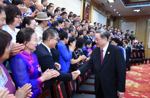 8月7日，中共中央政治局常委、全國政協(xié)主席、中央代表團(tuán)團(tuán)長俞正聲在內(nèi)蒙古新城賓館會(huì)見內(nèi)蒙古自治區(qū)離退休老同志和各族各界群眾代表，并與他們合影留念。