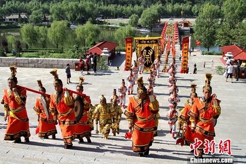 8月10日，丁酉年兩岸千名青年黃陵祭祖典禮在陜西黃帝陵舉行。來自臺灣的青年學生、基層青年民意代表及陜西高校的青年學生等千余人齊聚黃帝陵，祭拜人文初祖軒轅黃帝。<a target='_blank' href='http://www.chinanews.com/'>中新社</a>記者 田進 攝