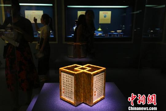 安徽展出百余件景德鎮(zhèn)窯皇家瓷器乾隆御用筆筒受關(guān)注