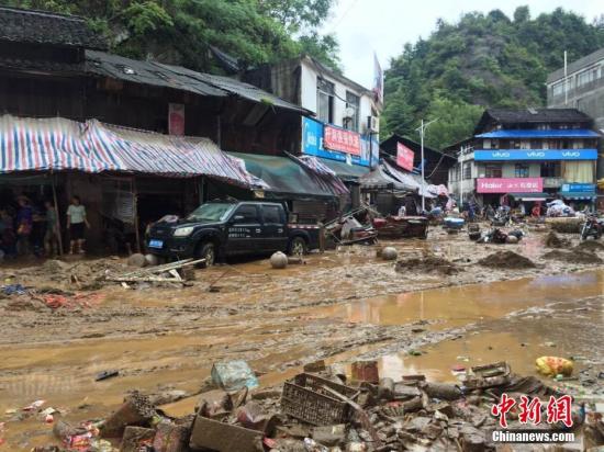 8月12日7時許，受強降雨影響，廣西柳州市融水苗族自治縣桿洞鄉(xiāng)桿洞村河段水位暴漲，超警戒水位0.97米洪水。洪水來勢洶洶，涌入當?shù)卣诮值?，導致部分商鋪、住房被淹，一些未來得及轉(zhuǎn)移車輛被沖走。據(jù)融水官方介紹，當天7時許，桿洞村河段水位上漲至491米，僅僅十分鐘后暴漲至492.3米(警戒水位492米)。山洪暴發(fā)后，當?shù)厮蛔罡邼q至492.97米。由于洪水來得突然，許多受災(zāi)戶來不及搬離東西，街上多輛汽車被洪水沖走。7時35分，當?shù)卣畣泳o急預(yù)案、成立抗洪救災(zāi)組，迅速組織沿河群眾撤離，至7時50分左右已全部安全撤離，暫無人員傷亡報告。目前，該鄉(xiāng)仍有零星小雨，河水水位已回落至警戒水位以內(nèi)，當...