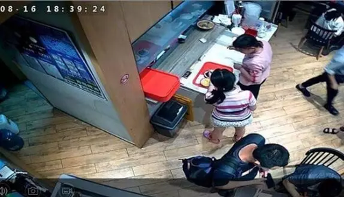 女子在飯店丟萬元名表 排列上萬手機(jī)號找出拾走者