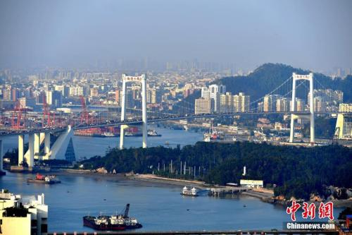 資料圖：廈門著名的跨海大橋——海滄大橋，是廈門島內島外聯合發(fā)展的重要見證。王東明 攝