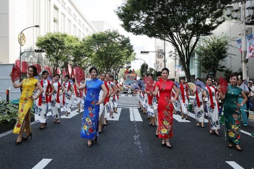 列隊行進在日本中部都市名古屋繁華地段大津通(日本《中文導報》)