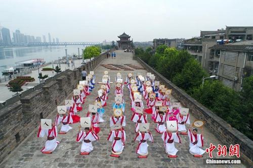 資料圖：湖北省襄陽(yáng)市臨漢門古城墻上舉辦一場(chǎng)盛大的“開筆禮”。周政 攝