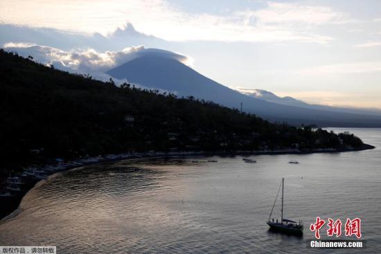 自8月以來，巴厘島阿貢火山地殼活動(dòng)持續(xù)增強(qiáng)，很可能在沉寂50多年后再度噴發(fā)。阿貢火山噴發(fā)周期約為50年，最近一次強(qiáng)烈噴發(fā)發(fā)生于1963年，造成約1100人死亡。圖為阿貢火山。