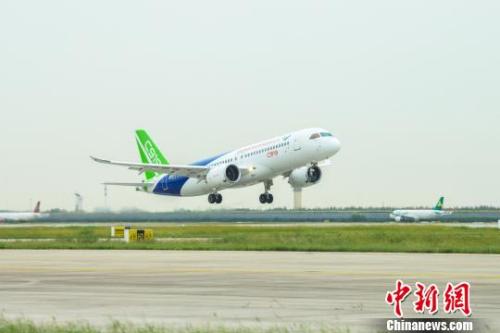 9月28日上午，C919大型客機(jī)10101架機(jī)在上海浦東機(jī)場(chǎng)完成一架次檢飛任務(wù)?！≈袊?guó)商飛公司 攝