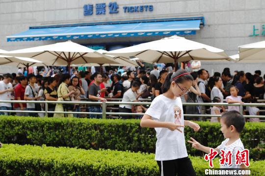 資料圖：上海海洋水族館門前游客正在排隊。殷立勤 攝