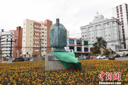 圖為中國美術館館長吳為山教授創(chuàng)作的孔子青銅雕像同時在“中國廣場”落成。　莫成雄 攝