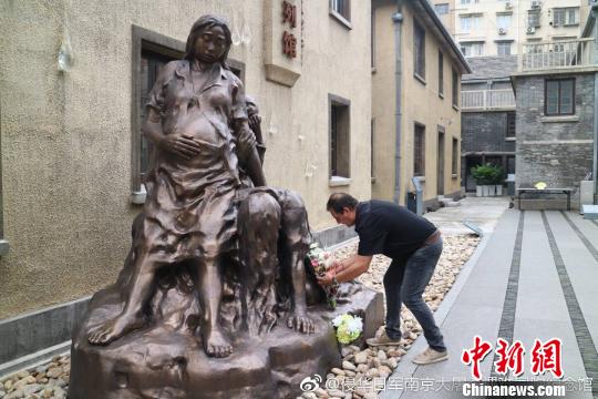 克里斯蒂安·帕赫在南京利濟巷慰安所舊址陳列館內(nèi)獻花。 侵華日軍南京大屠殺遇難同胞紀念館供圖