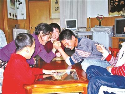 張雨霄在家與孩子們掰手腕