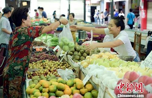 資料圖：農(nóng)貿(mào)市場(chǎng)內(nèi)民眾正在購(gòu)買水果。<a target='_blank' href='http://www.chinanews.com/'>中新社</a>記者 劉忠俊 攝