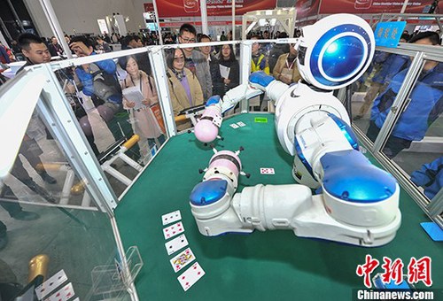 可以玩撲克牌的雙臂機(jī)器人吸引眾多參觀者。 <a target='_blank' href='http://www.chinanews.com/'>中新社</a>記者 張暢 攝