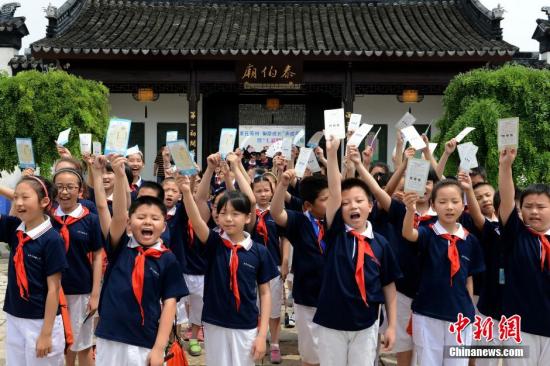 資料圖：來自蘇州市東中市實驗小學的一百多位學生走進泰伯廟，通過答題、素質拓展訓練等寓教于樂的方式，探秘具有千年歷史的泰伯廟，感受當?shù)貧v史文化。<a target='_blank' href='http://www.chinanews.com/'>中新社</a>發(fā) 王思哲 攝