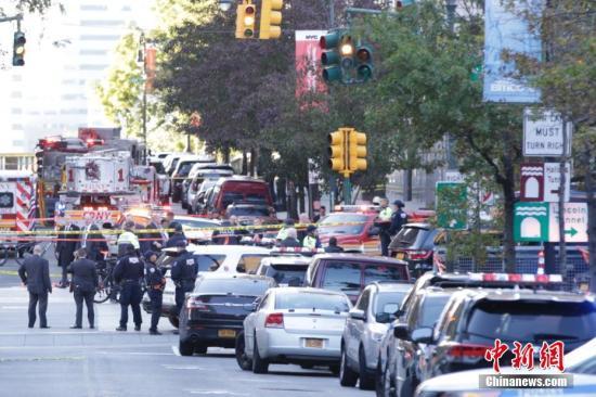 大量警力聚集在紐約曼哈頓西側(cè)快速路卡車撞人恐怖襲擊現(xiàn)場(chǎng)。 中新社記者 廖攀 攝