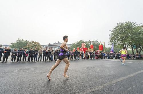 還有這種操作！非洲兄弟穿涼鞋參加嵩山馬拉松奪冠