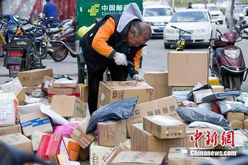 資料圖：11月2日，山西太原，物流工作人員正在分揀快遞。<a target='_blank' href='http://www.chinanews.com/'>中新社</a>記者 張云 攝