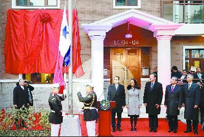 16日，巴拿馬總統(tǒng)巴雷拉(右三)與中國外長王毅(右二)在北京共同出席巴拿馬駐華使館開館儀式。