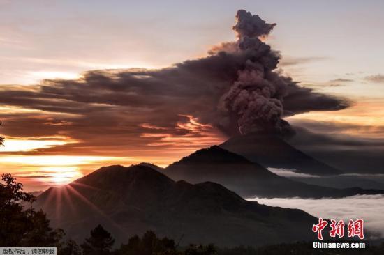 當(dāng)?shù)貢r間11月27日，印度尼西亞巴厘島阿貢火山日前接連噴發(fā)，當(dāng)?shù)孛癖姾彤?dāng)局都對此提高警惕。由于有再發(fā)噴發(fā)可能，印尼當(dāng)局27日將阿貢火山的警戒級別從三級別調(diào)高至最高的四級。