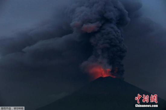 印尼國家災(zāi)害管理局今天將阿貢火山噴發(fā)警戒升至最高級別第4級。撤離區(qū)從火山周圍的6至7.5公里，擴(kuò)大到10公里。