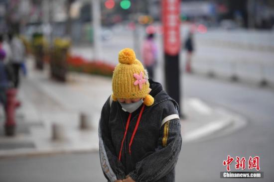 12月16日，寒風(fēng)中的市民。 <a target='_blank' href='http://www.chinanews.com/'>中新社</a>記者 劉冉陽 攝