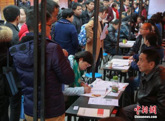 資料圖：在武漢市納杰人才市場招聘會上，擠滿了前來應聘的求職者。<a target='_blank' href='http://www.chinanews.com/'>中新社</a>記者 張暢 攝