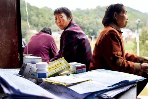 身患丙肝的村民常年服藥，日益沉重的經(jīng)濟負擔壓得他們喘不過氣來。圖/視覺中國