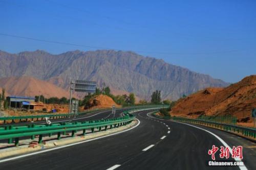 資料圖：青海循隆高速公路建成通車，青海循化撒拉族自治縣結(jié)束了沒有高速公路的歷史。 韓龍 攝