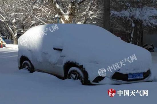 昨天上午，烏魯木齊積雪達36厘米，汽車輪胎被淹沒一半。（圖/葉春雷）