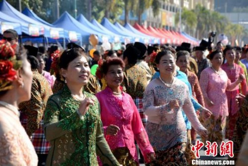 踩街隊伍在美食街上穿行表演，整個活動現(xiàn)場成為歌舞的海洋?！埥鸫āz