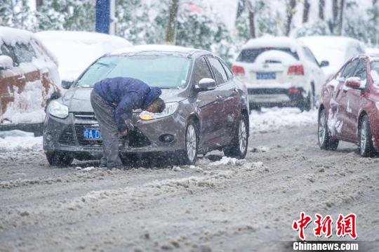 拋錨的車輛?！垕I子 攝