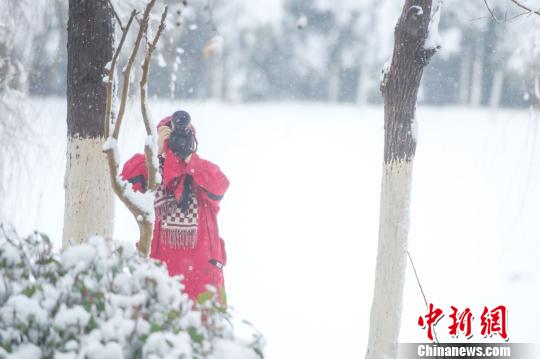 拍攝雪景的攝影愛(ài)好者。　張婭子 攝