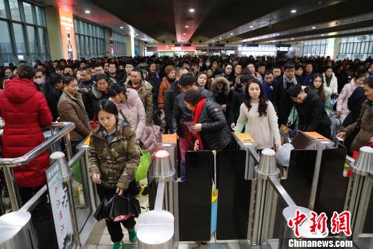 旅客在鐵路上海站檢票上車前往自己的目的地。　殷立勤 攝