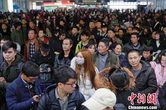 旅客在鐵路上海站檢票上車前往自己的目的地。　殷立勤 攝