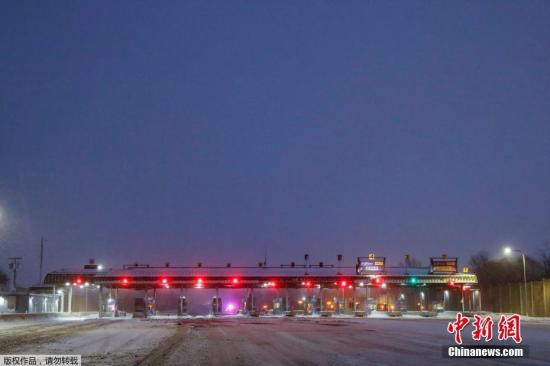 圖為因暴雪天氣而封閉的紐約高速公路入口。