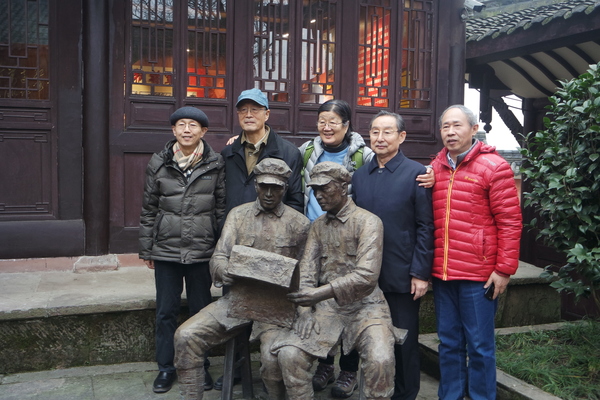 彭雪楓之子彭小楓，張愛(ài)萍將軍子女張翔、張小艾，范長(zhǎng)江之子范蘇蘇、范小軍等在銅像前合影留念。