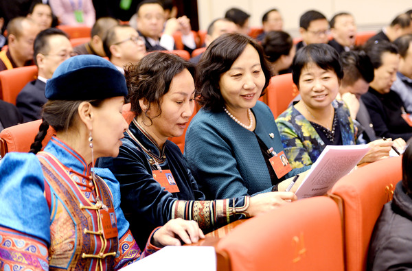 3.會前的短暫時間，女委員們在一起就報告內(nèi)容交流jpg