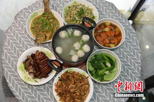 圖為李函儒家的年夜飯。 呂明 攝