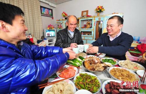 資料圖：除夕夜，遼寧省葫蘆島市民在家中與家人享受豐盛的年夜飯。<a target='_blank' href='http://www.chinanews.com/'>中新社</a>發(fā) 于海洋 攝