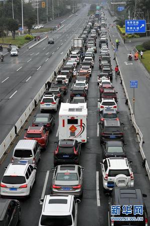 2月23日，車輛在?？谑星鸷４蟮琅抨牭却敫鄣谴?。