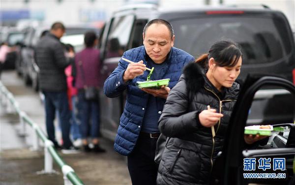 2月23日，滯留旅客在?？诟鄢晕顼?。