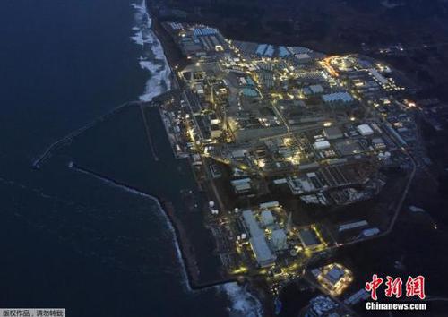 資料圖：3016年3月10日，“3?11”大地震5周年紀(jì)念日的前一天，福島第一核電站在黃昏中停運亮燈的場景。