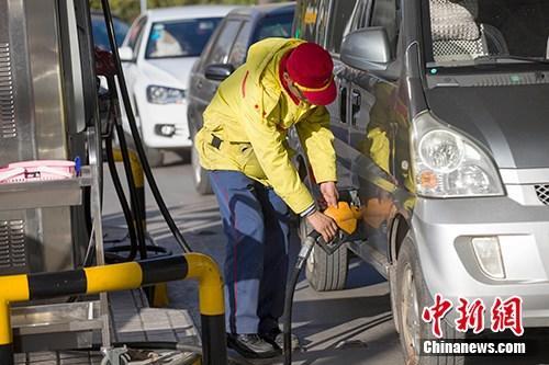 資料圖：山西太原，車輛正在加油站加油。<a target='_blank' href='http://www.chinanews.com/'>中新社</a>記者 張云 攝