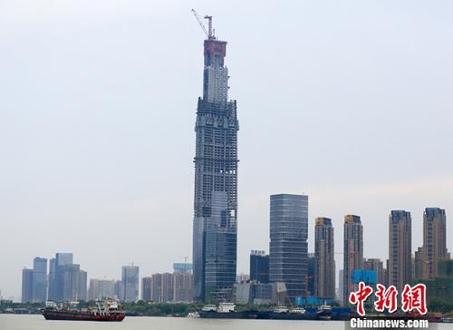 資料圖：正在建設(shè)中的武漢綠地中心。<a target='_blank' href='http://www.chinanews.com/'>中新社</a>記者 張暢 攝