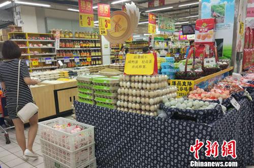 市民在超市里購(gòu)物。<a target='_blank' href='http://www.chinanews.com/' >中新網(wǎng)</a>記者 李金磊 攝