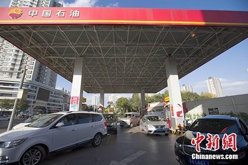 資料圖：車輛正在加油站加油。<a target='_blank' href='http://www.chinanews.com/'>中新社</a>記者 張?jiān)?攝