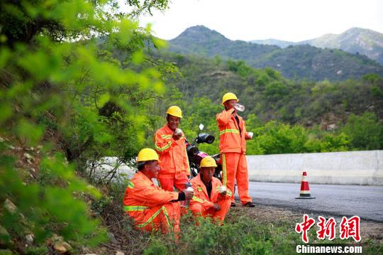 臨近中午，楊衛(wèi)東和工友們在路旁休息時(shí)，拿出自帶的干糧和水補(bǔ)充體力?！⒗^東 攝