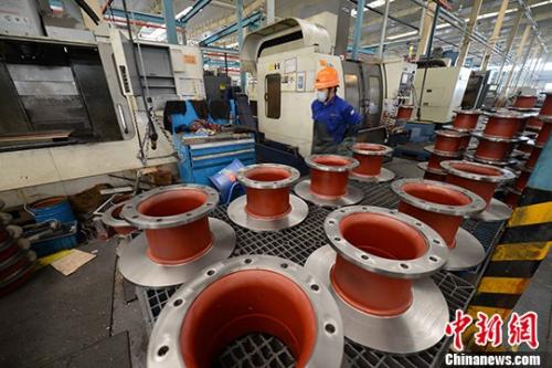 資料圖：機(jī)械加工廠工人正在生產(chǎn)。 <a target='_blank' href='http://www.chinanews.com/'>中新社</a>記者 王東明 攝